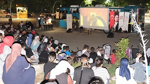 Siirt'te Çocuklardan Açık Hava Sineması Etkinliğine Yoğun İlgi