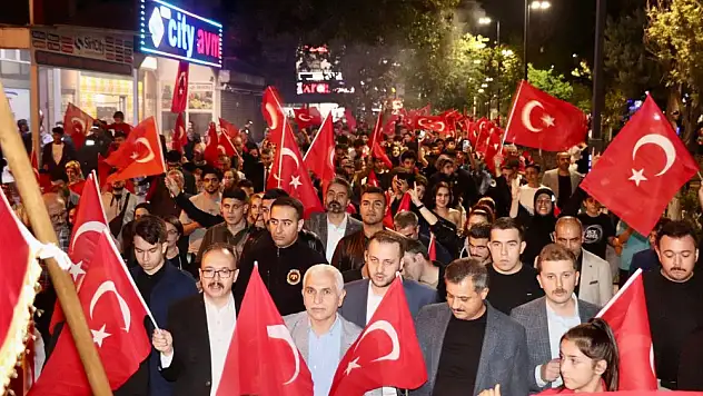 Siirt'te Cumhuriyet'in 100. Yılında Fener Alayı Coşkusu