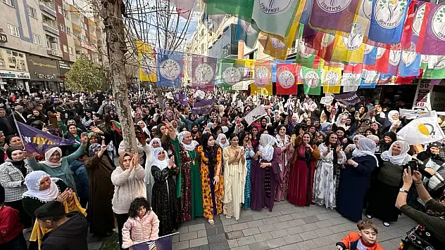 Siirt'te DEM Parti 8 Mart'ı Halaylarla Kutladı 
