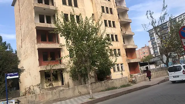 Siirt'te Depreme Dayanıksız Eski Lojmanlar Yıktırılıyor