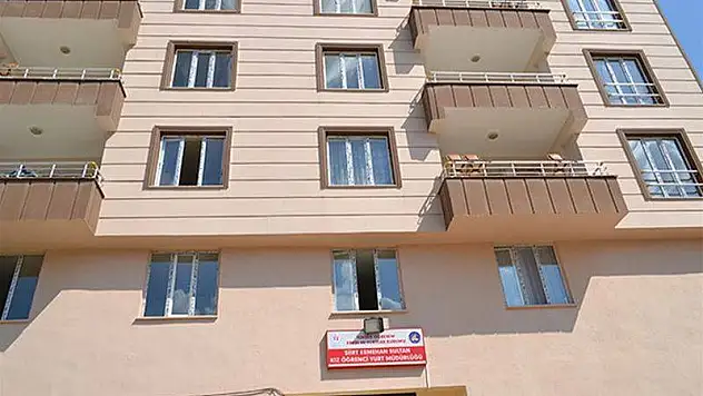 Siirt'te Esmahan Yurdundaki Çatlaklar Nedeniyle Tahliye Edilen Öğrenciler Güvenli Yurtlara Yerleştirildi