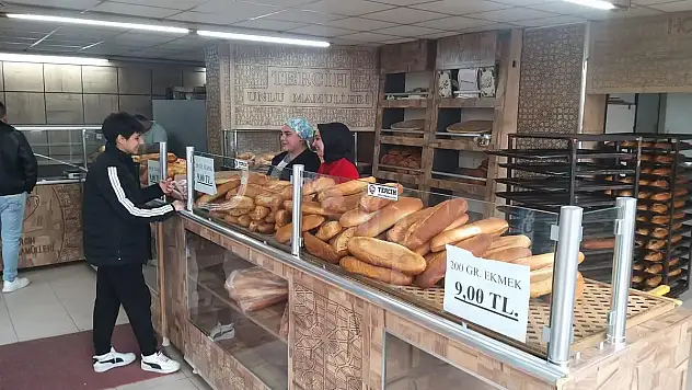 Siirt'te Fırıncıdan Takdir Toplayan Hareket Berat Kandili'nde Ücretsiz Ekmek!