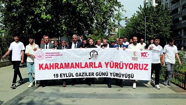 Siirt'te Gaziler Gününde Kahramanlarla Yürüyüş Yapıldı