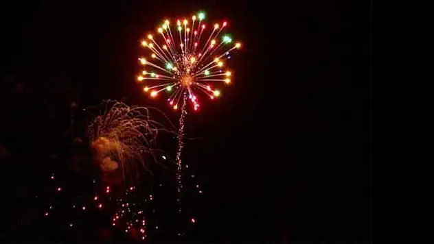 Siirt'te Gece Yarısı Atılan Havai Fişeklere Vatandaşlardan Tepki