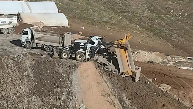 Siirt'te Hafriyat Kamyonu Devrilmenin Eşiğinden Son Anda Kurtuldu!