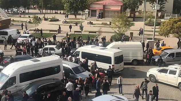 Siirt'te İki Aile Arasında Kadınlı, Erkekli Kavga (VİDEOLU HABER)