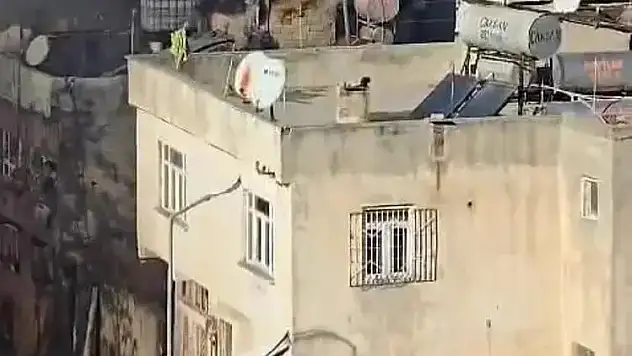 Siirt'te İki Katlı Bir Evin Çatısında Yangın!