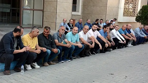 Siirt'te İşçilerden Oturma Eylemi