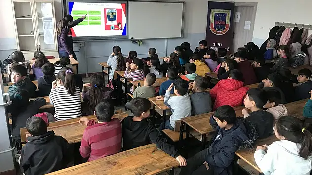 Siirt'te Jandarma Siber Suçlara Karşı Öğrencileri Bilgilendirmeye Devam Ediyor
