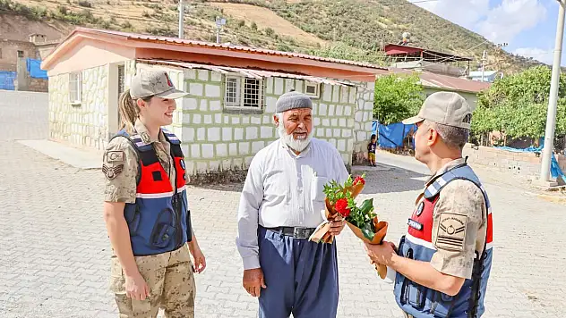 Siirt'te Jandarma Yaşlılar ve Çocukları Sevindirdi
