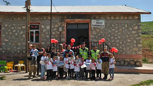 SİİRT'TE JANDARMADAN' GÜVENLİ OKUL, GÜVENLİ GELECEK PROJESİ' KAPSAMINDA OKUL ZİYARETİ
