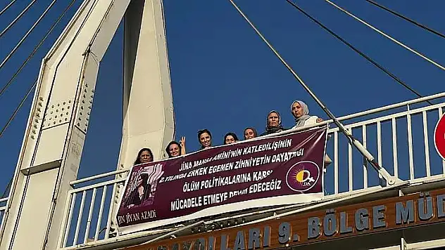 Siirt'te Jina Amini'nin Ölüm Yıldönümünde Pankart Açıldı