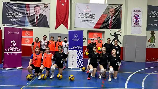 Siirt'te Kadınlar Gününe Özel Voleybol Turnuvası