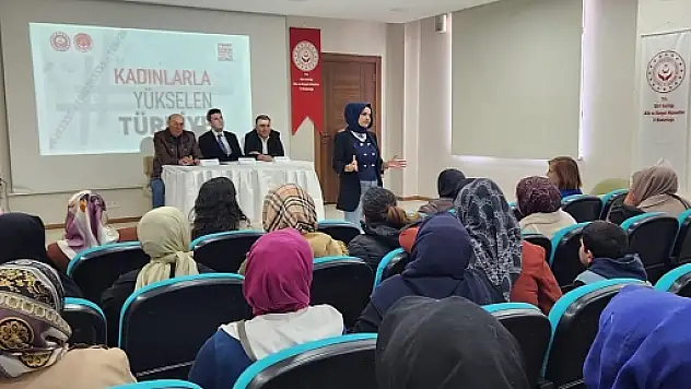 Siirt'te 'Kadınlarla Yükselen Türkiye' Konulu Söyleşi