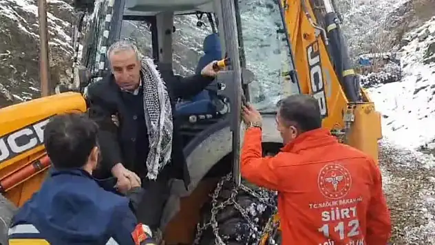Siirt'te Kar ve Tipi Nedeniyle Yolda Mahsur Kalan Vatandaşların İmdadına Yetiştiler