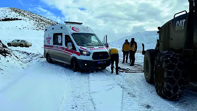 Siirt'te Karda Mahsur Kalan Ambulans Kurtarıldı