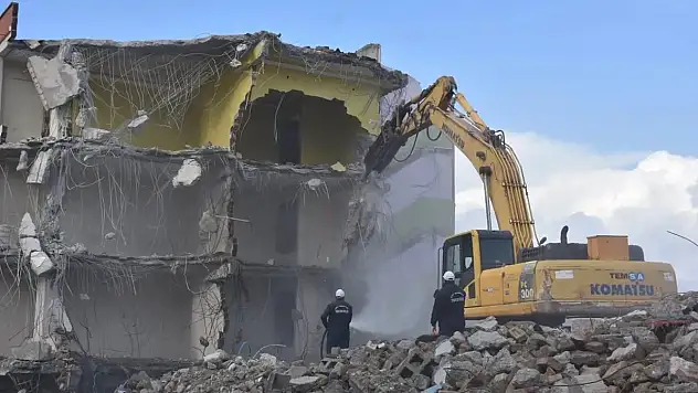 Siirt'te Kentsel Dönüşüm Nedeniyle Yıkım Çalışmaları Sürüyor