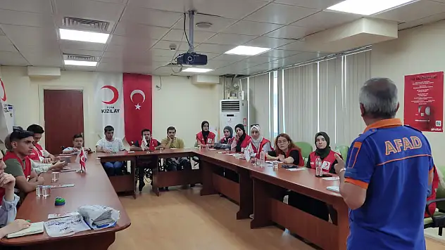 Siirt'te Kızılay Gönüllüsü Gençlere Afet Bilinci Eğitimi Verildi
