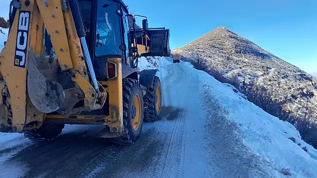 Siirt'te Köy Yollarında Tuzlama Çalışmasıyla Güvenli Ulaşım Sağlandı (Videolu Haber)