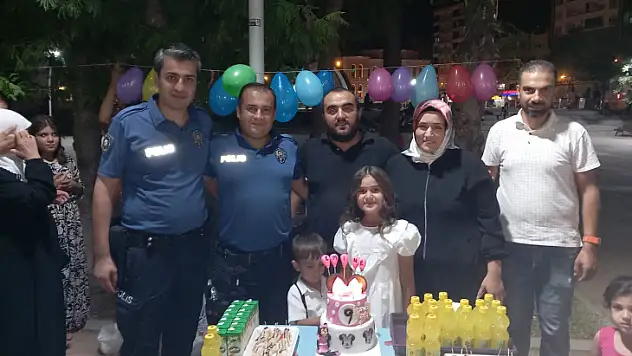 Siirt'te Küçük Kızın Doğum Günü Kutlamasına Polis Ekipleri de Katıldı