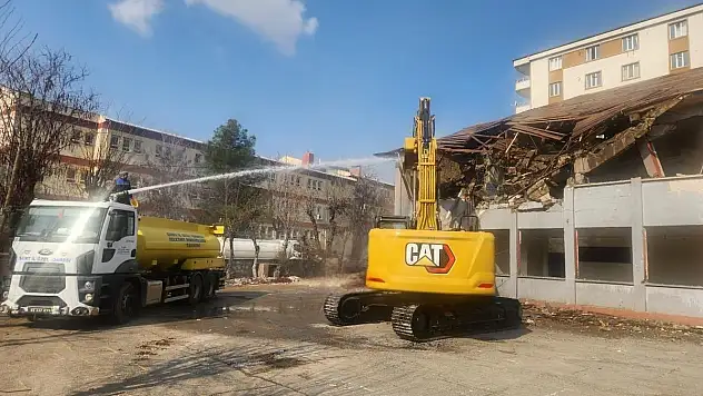 Siirt'te Metruk Binaların Yıkımı Devam Ediyor