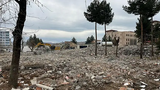 Siirt'te Metruk Binaların Yıkımı Gerçekleştirildi