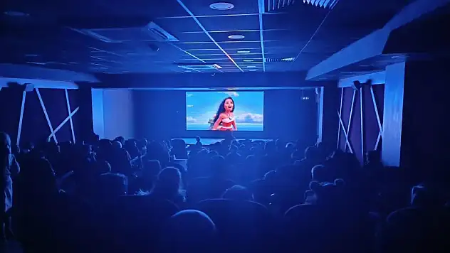 Siirt'te Minik Çocuklar Sinemayla Buluştu