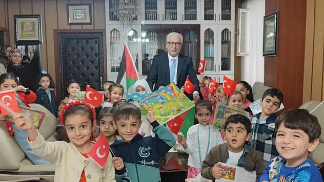Siirt'te Minik Öğrenciler Kumbaralarını Filistin'e Bağışladı
