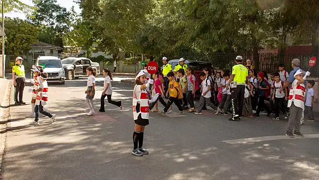 Siirt'te Okul Çevrelerinde Güvenli Trafik Denetimi Yapıldı ve Eğitim Verildi
