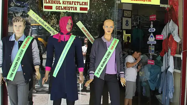 Siirt'te Okul Kıyafetleri Satışa Çıktı