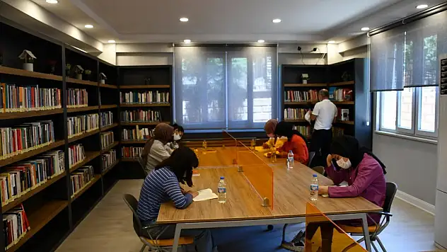 SİİRT'TE OKUL KÜTÜPHANELERİNDEKİ KİTAP SAYISI 400 BİN'E YAKLAŞTI