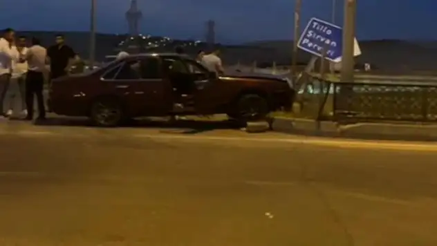 Siirt'te Otomobil Orta Refüje Daldı!