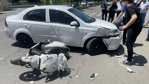 Siirt'te Otomobilin Çarptığı Motokurye Yaralandı
