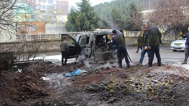 Siirt'te Park Halindeki Araç Yandı