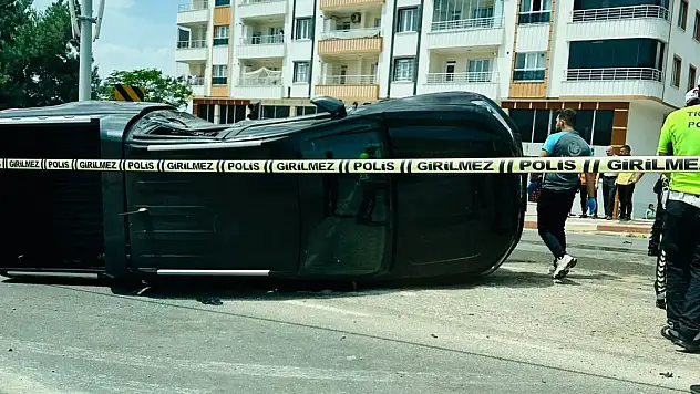 Siirt'te Şehir İçi Minibüsle Çarpışan Pikap Devrildi!