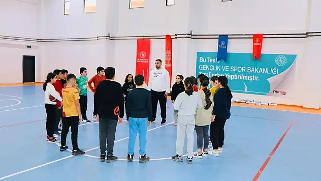 Siirt'te 'Sendromsuz Pazartesi' ile Gençler Spora Teşvik Ediliyor