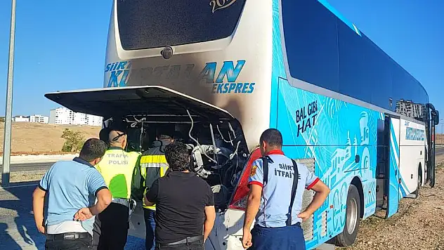 Siirt'te Seyir Halinde Olan Yolcu Otobüsü Alev Aldı