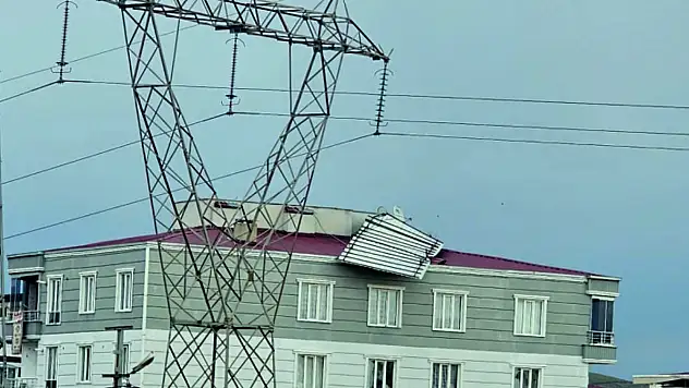 Siirt'te Şiddetli Fırtına, Apartmanın Çatısını Uçurdu!