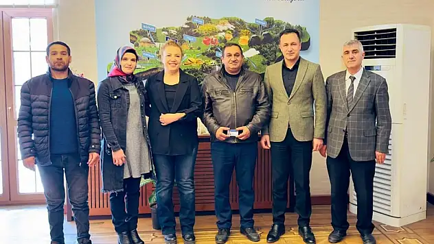 Siirt'te Somut Olmayan Kültürel Miras Taşıyıcısı 3 Şal-Şepik Ustasına Sanatçı Kartı Verildi