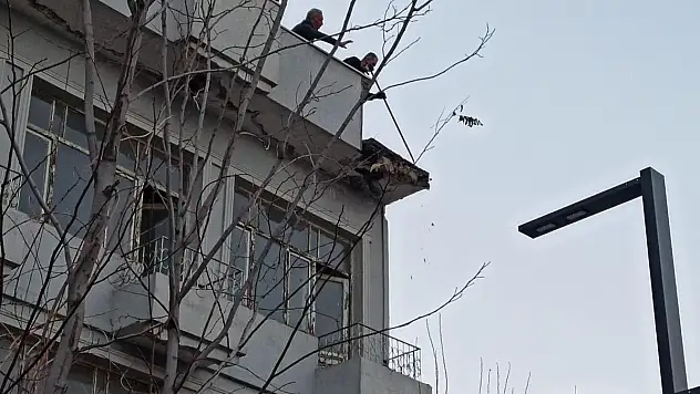 SİİRT'TE ÜÇ KATLI BİR BİNANIN DAMINDA BULUNAN VE YIKILMA TEHLİKESİ OLAN İHATA DUVARI YIKILDI