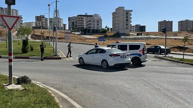 Siirt'te Vakaya Giden Polis Aracı Kırmızı Işıkta Geçerek Sivil Araca Çarptı