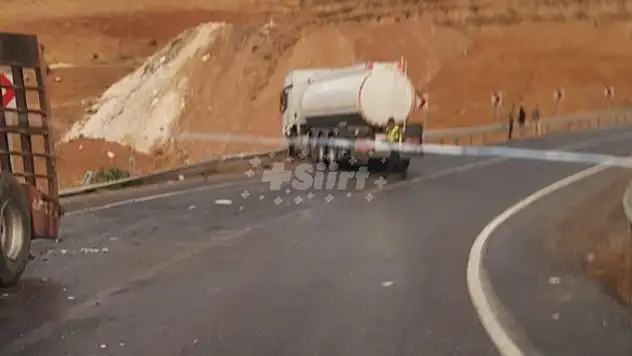 Siirt'te Virajı Alamayan TIR, Şarampolde Asılı Kaldı!