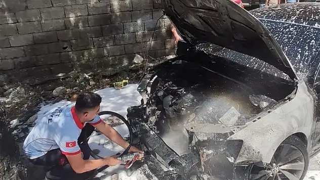 Siirt'te Yere Dökülen Köz Parçaları, Bir Otomobilin Yanmasına Neden Oldu!