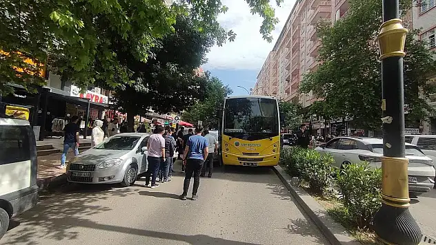 Siirt'te Yol Kenarına Park Eden Araç Trafiği Felç Etti