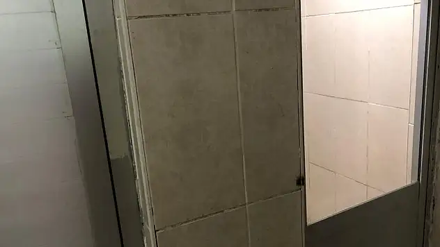 Siirt'teki Hırsızlığın Bu Kadarına da Pes:Kapıyı Sökemeyince Yarısını Götürdüler