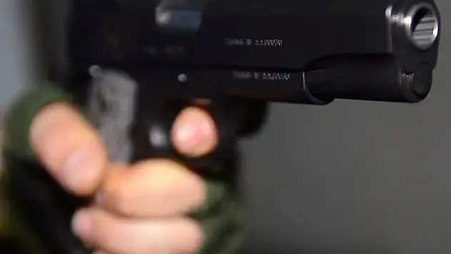 Silahını Temizlerken Yanlışlıkla Kızkardeşini  Vurdu