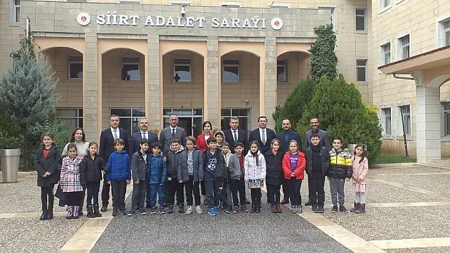 Siirt'te Öğrenciler, 'Dünya Çocuk Günü' Nedeniyle Adliyeyi Ziyaret Etti