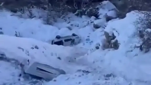 Şırnak-Siirt karayolunda buzlanma kazası: TPAO aracı metrelerce aşağı uçtu! 4 Kişi yaralandı