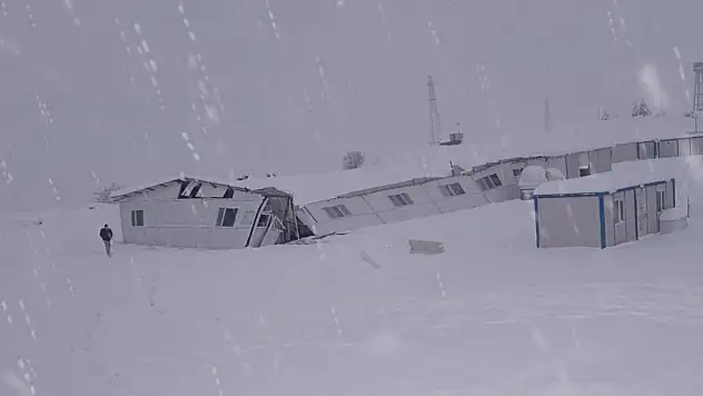 Şırnak'ta hastane şantiyesinde çökme paniği: Konteyner yemekhane çatısı yıkıldı