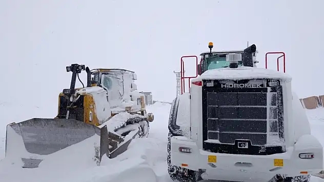 Şırnak'ta kar yolları kapattı, beyaz esaret başladı